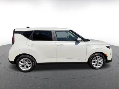 Used 2025 Kia Soul LX w/ LX Technology Package FWD image 16