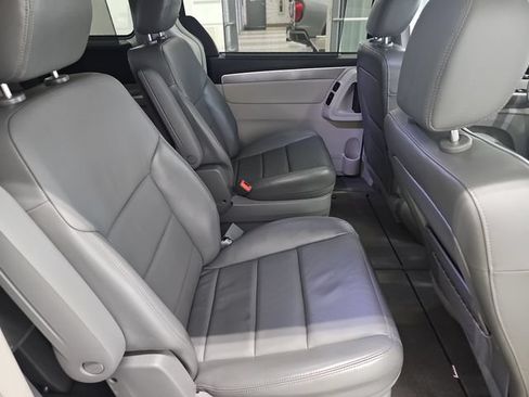 Used 2009 Volkswagen Routan SEL Premium FWD image 33