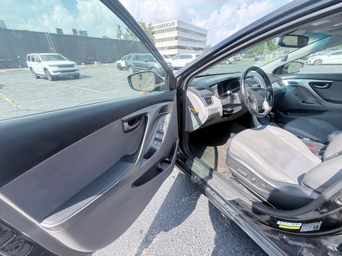 Used 2013 Hyundai Elantra Limited FWD image 9