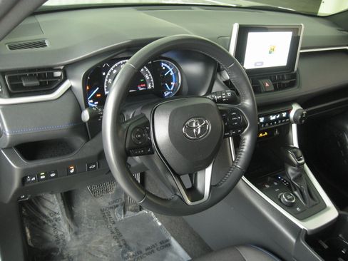 Used 2023 Toyota RAV4 SE image 11