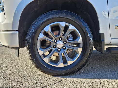 Used 2024 Chevrolet Silverado 1500 High Country w/ Z71 Off-Road Package image 11