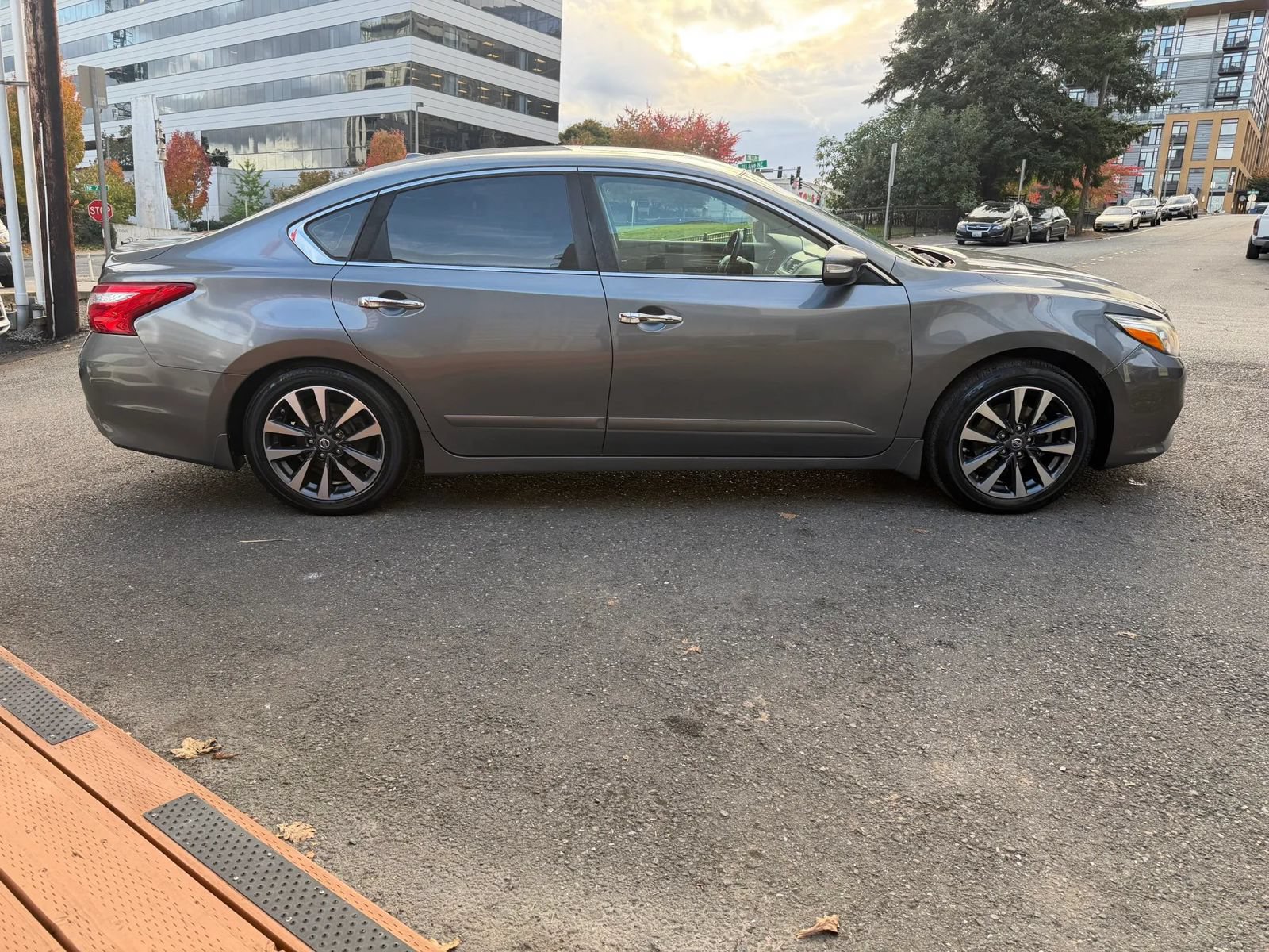 Used 2016 Nissan Altima 2.5 SV w/ Convenience Package FWD image 6