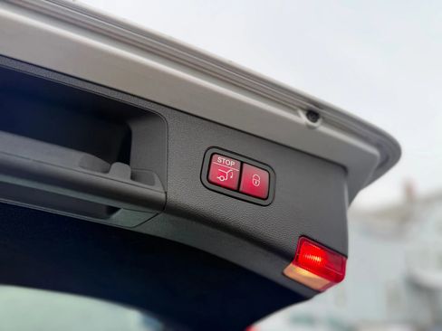 Used 2014 Mercedes-Benz E 350 4MATIC Wagon image 18