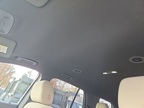 Used 2023 Chevrolet Traverse LT image 19