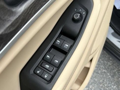 Used 2023 Jeep Grand Cherokee L Limited w/ Luxury Tech Group II AWD/4WD image 13