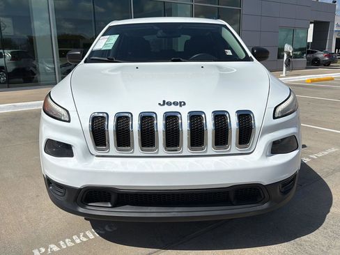 Used 2016 Jeep Cherokee Sport image 4