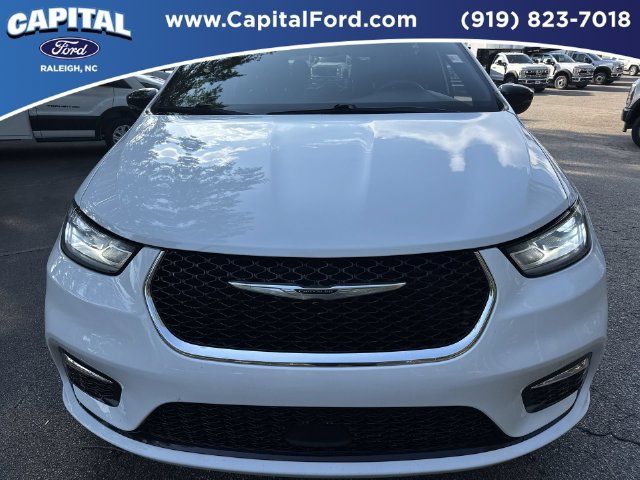 Used 2025 Chrysler Pacifica Select FWD image 10