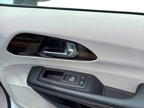 Used 2023 Chrysler Pacifica Limited FWD image 27