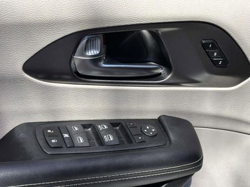Used 2024 Chrysler Pacifica Touring-L FWD image 13