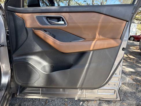 Used 2024 Nissan Rogue Platinum image 28