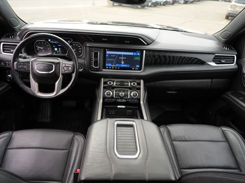 Used 2021 GMC Yukon XL Denali w/ Denali Premium Package image 27