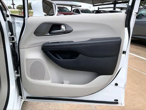 Used 2020 Chrysler Pacifica Touring FWD image 24