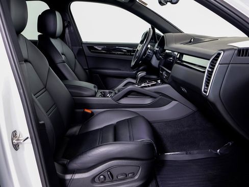 Certified 2022 Porsche Cayenne image 9