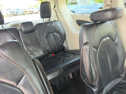 Used 2019 Chrysler Pacifica Touring-L FWD image 29