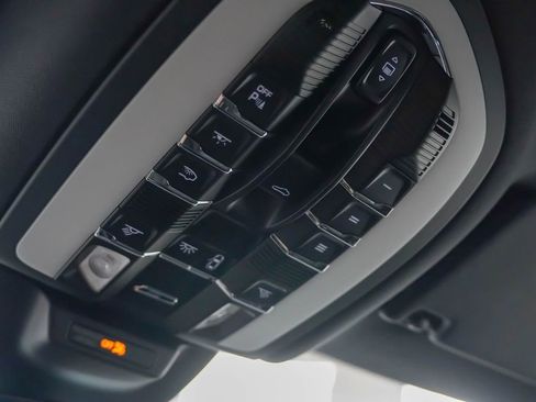 Certified 2025 Porsche Macan S AWD/4WD image 18