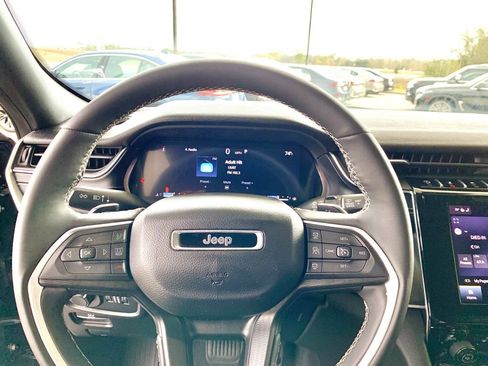 Used 2023 Jeep Grand Cherokee Altitude image 17