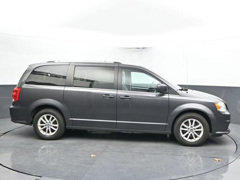 Used 2018 Dodge Grand Caravan SXT image 11