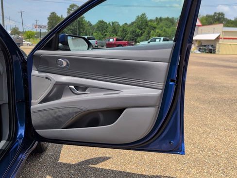 Used 2025 Hyundai Elantra SEL FWD image 16