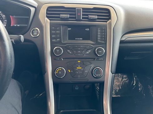 Used 2018 Ford Fusion SE image 18
