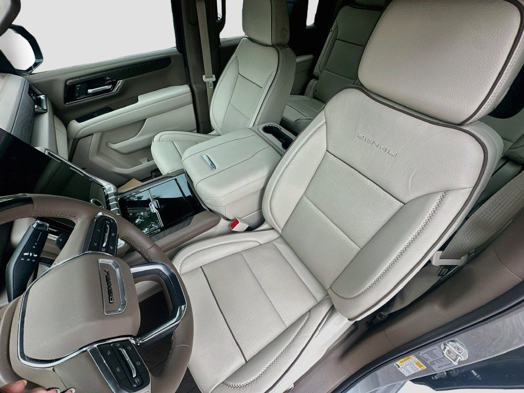 Used 2025 GMC Yukon XL Denali w/ Denali Reserve Package AWD/4WD image 5