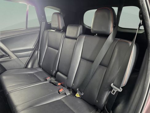 Used 2018 Toyota RAV4 SE image 17