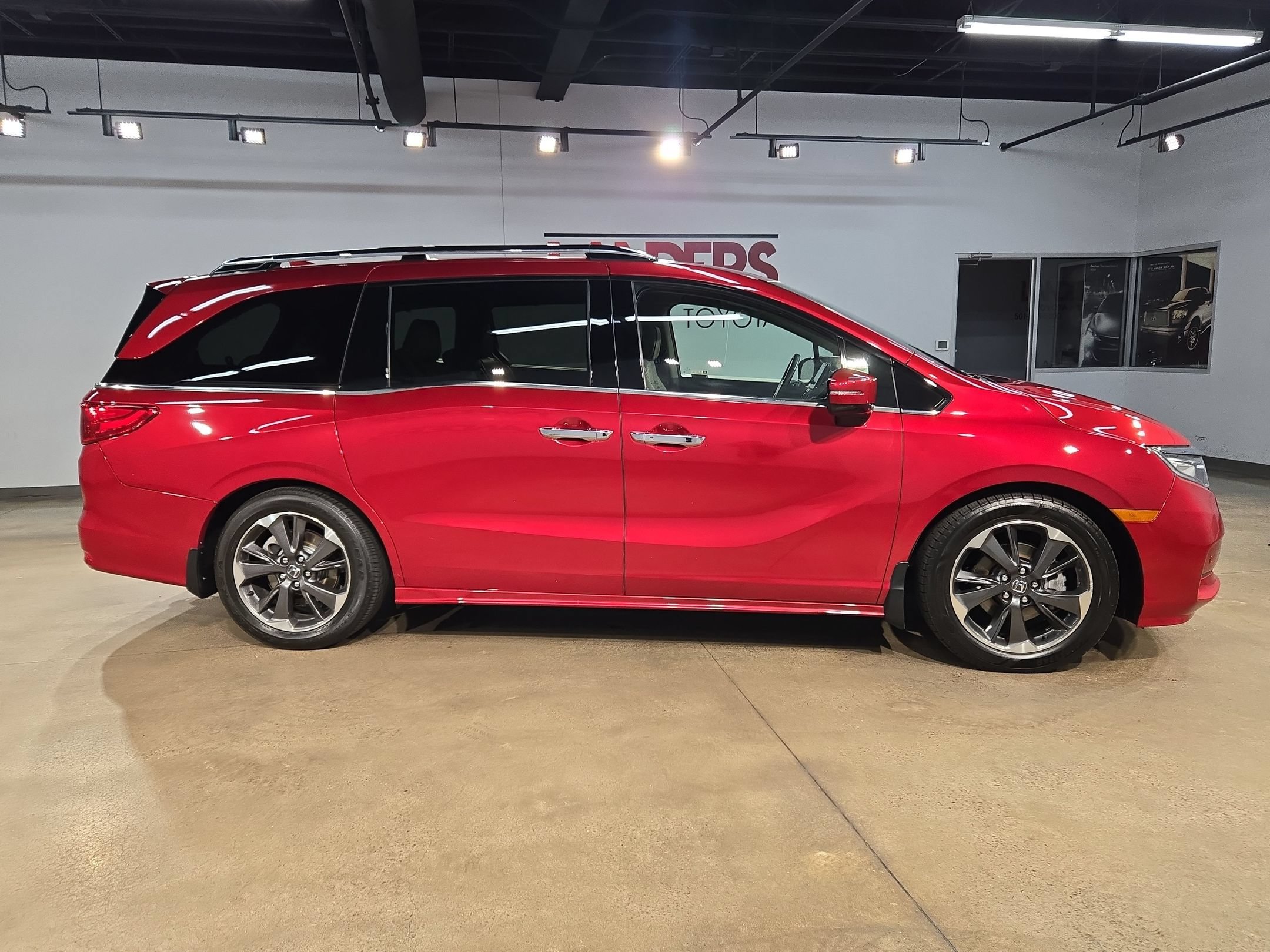 Used 2023 Honda Odyssey Elite image 8