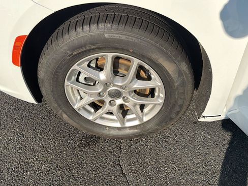 Used 2024 Chrysler Pacifica Touring-L FWD image 36