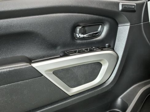 Used 2019 Nissan Titan PRO-4X w/ Pro-4x Convenience Package AWD/4WD image 9