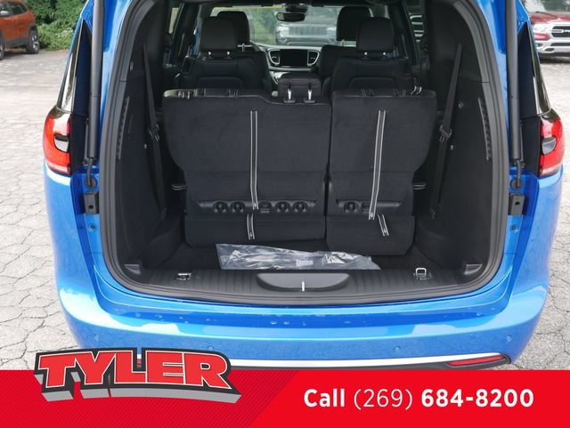 New 2027 Chrysler Pacifica Select FWD image 16