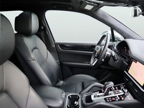Used 2023 Porsche Cayenne GTS image 9
