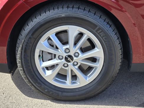 Certified 2024 Kia Carnival LX image 10