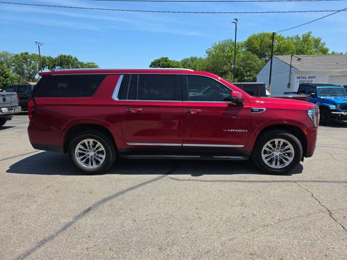 Used 2023 GMC Yukon XL SLT w/ SLT Luxury Package AWD/4WD image 2