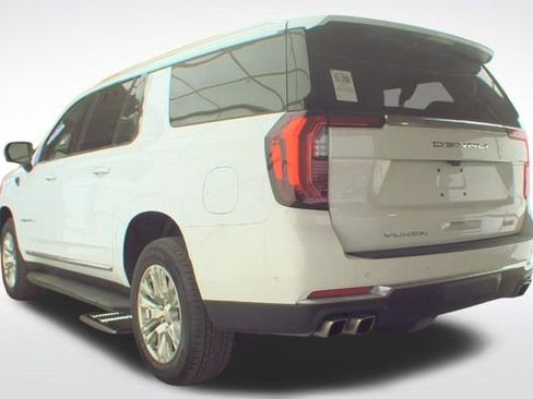 Used 2025 GMC Yukon XL Denali AWD/4WD image 9
