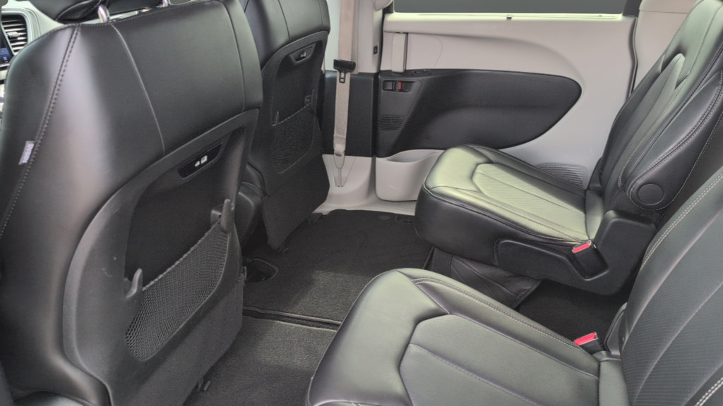 Used 2024 Chrysler Pacifica Touring-L FWD image 21