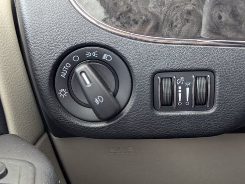 Used 2012 Chrysler Town & Country Touring FWD image 31