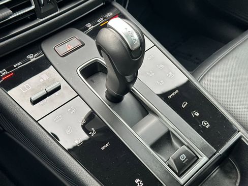 Certified 2025 Porsche Macan AWD/4WD image 24