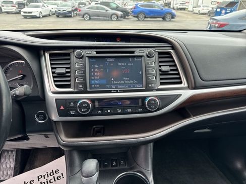 Used 2015 Toyota Highlander Limited image 19