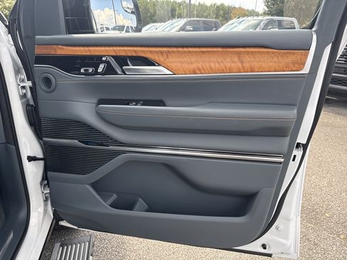 Used 2023 Jeep Grand Wagoneer Series III AWD/4WD image 14