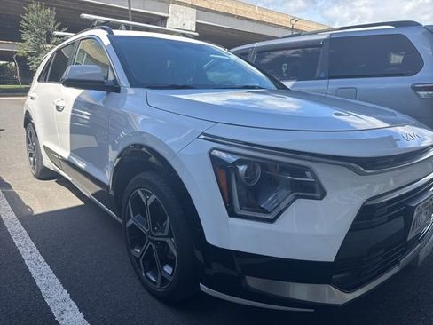 Used 2023 Kia Niro EX Touring image 2