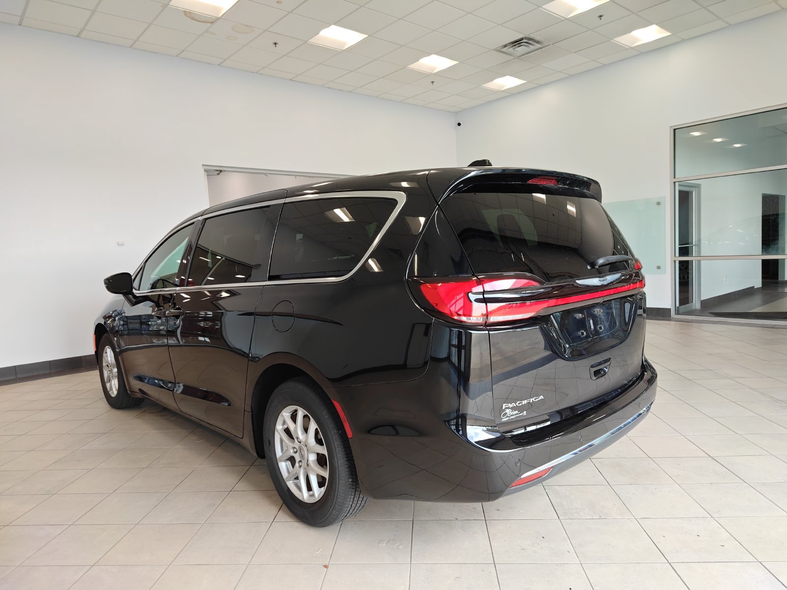 Used 2025 Chrysler Pacifica Select FWD image 5