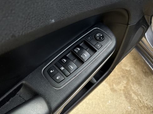 Used 2018 Chrysler 300 Limited w/ Harman/Kardon Audio Group image 15