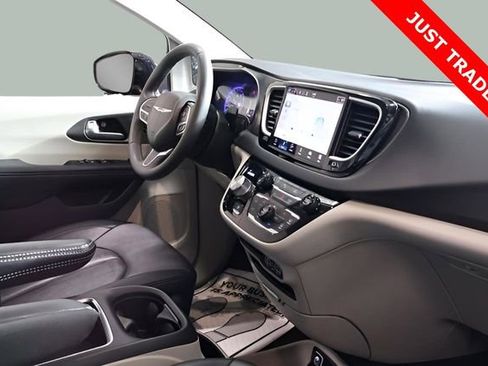 Used 2024 Chrysler Pacifica Touring-L image 24