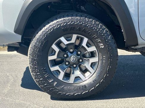Used 2019 Toyota Tacoma TRD Off-Road w/ TRD Premium Off Road Package AWD/4WD image 24