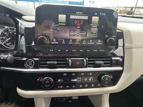 Used 2022 Nissan Pathfinder SL FWD image 33