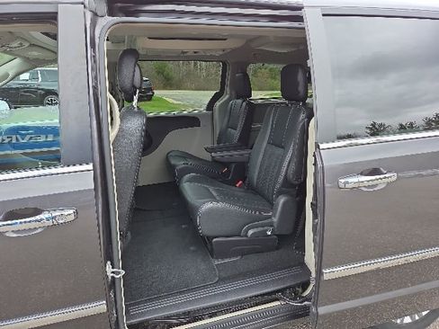 Used 2016 Chrysler Town & Country Touring-L FWD image 19