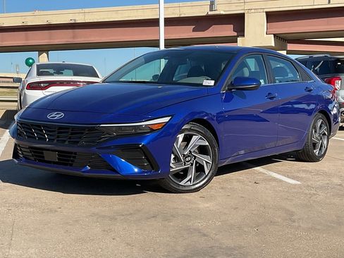 Used 2025 Hyundai Elantra SEL image 2