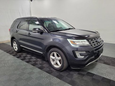 Used 2017 Ford Explorer XLT w/ Equipment Group 202A AWD/4WD image 11