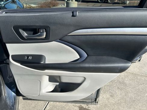 Used 2019 Toyota Highlander XLE image 29