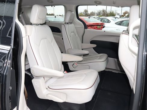 Used 2020 Chrysler Pacifica Limited image 30