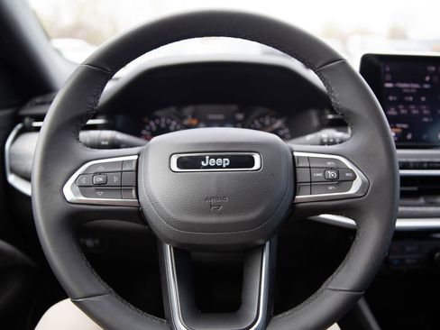 Used 2025 Jeep Compass Latitude image 11